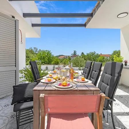 4 Bedroom Gorgeous In Semesterbostad Bilice