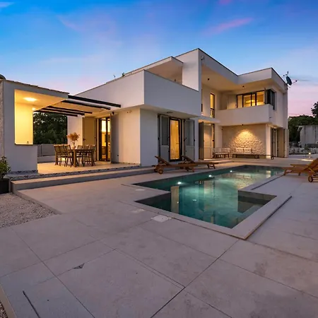 4 Bedroom Gorgeous In Semesterbostad