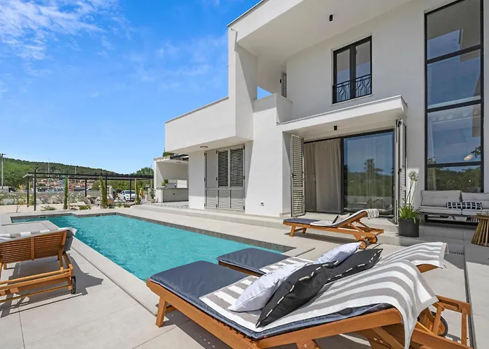 4 Bedroom Gorgeous In Bilice