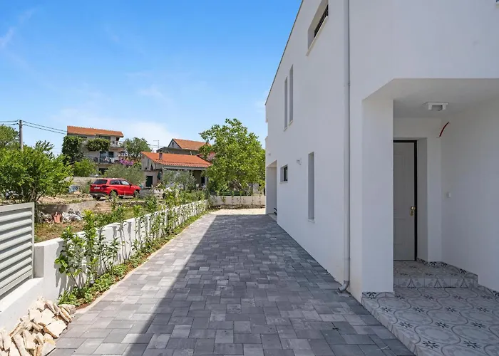 4 Bedroom Gorgeous In Holiday home Bilice