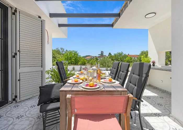 4 Bedroom Gorgeous In Holiday home Bilice