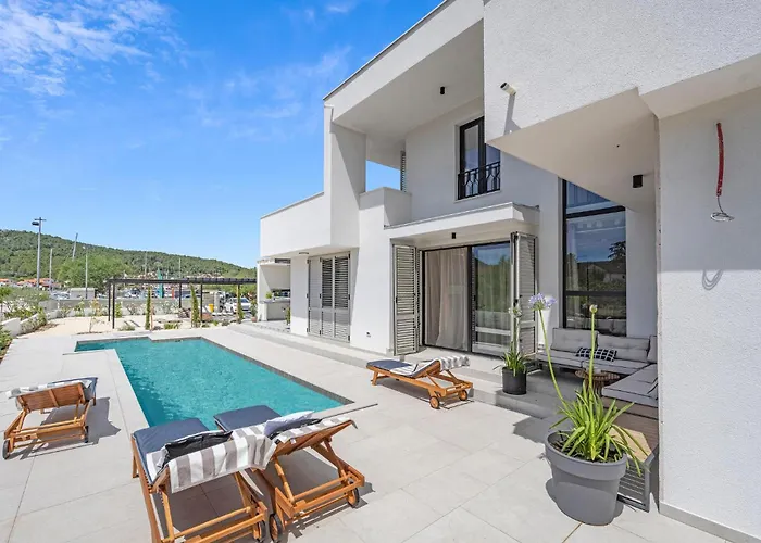 4 Bedroom Gorgeous In Holiday home