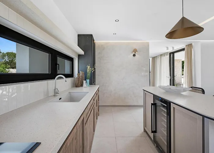 Holiday home 4 Bedroom Gorgeous In Bilice