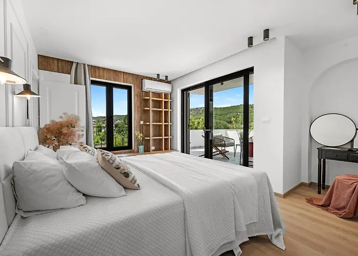 4 Bedroom Gorgeous In Bilice