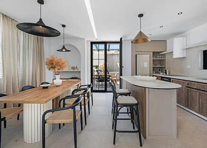 4 Bedroom Gorgeous In Holiday home *