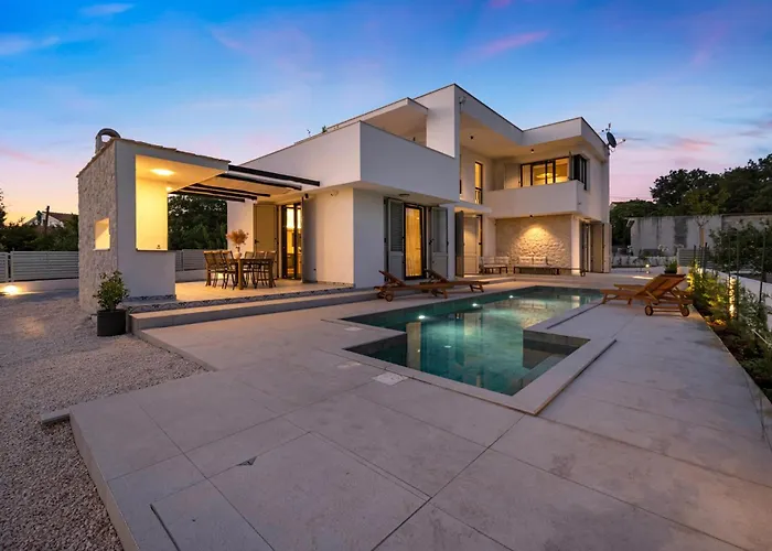 4 Bedroom Gorgeous In Holiday home