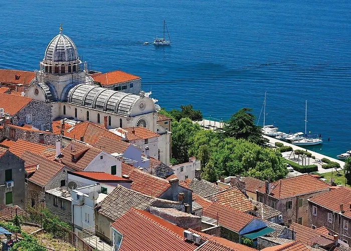 4 Bedroom Gorgeous In Holiday home *