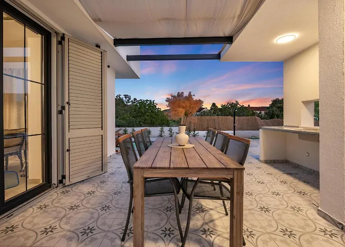 4 Bedroom Gorgeous In Holiday home Bilice