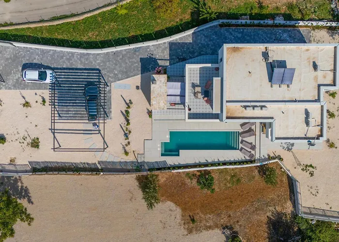 4 Bedroom Gorgeous In Holiday home *