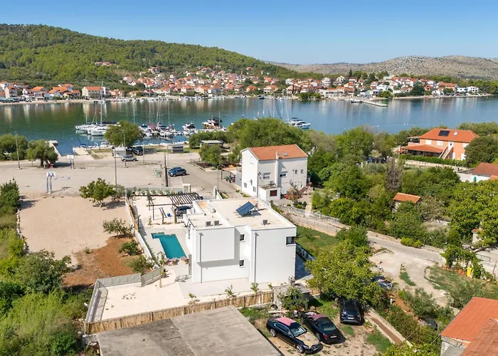 4 Bedroom Gorgeous In * Bilice